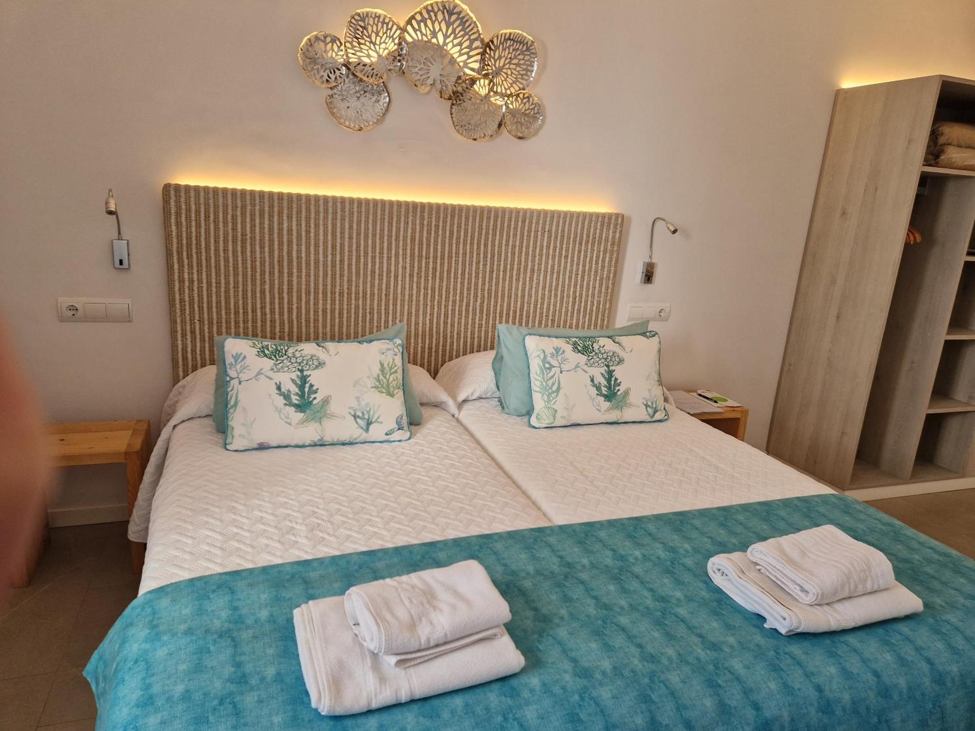 Apartamentos Costamar II Es Pujols Luaran gambar