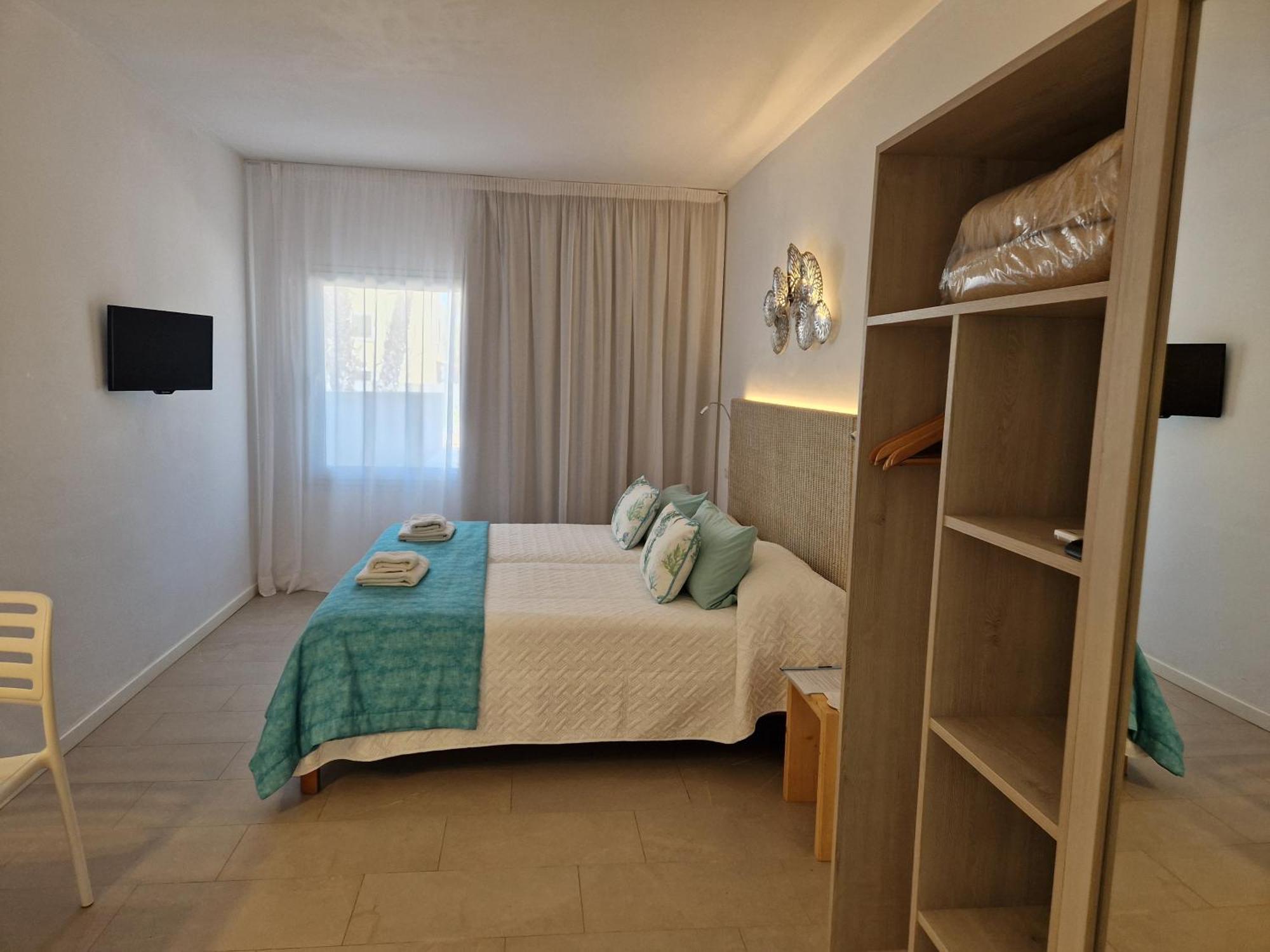 Apartamentos Costamar II Es Pujols Luaran gambar