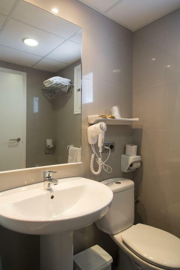Apartamentos Costamar II Es Pujols Luaran gambar